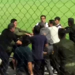 فرد تبر به دست بازی جوانان به زندان افتاد