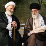 وقتی رهبر انقلاب کفش‌هایشان را برای آیت‌الله خوشوقت جفت کردند