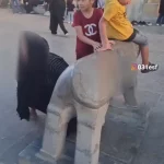 ببینید؛ عبور زنان از زیر شیر سنگی اصفهان برای حامله شدن!