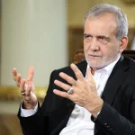 مسعود پزشکیان در پنج‌سالگی، کنار پدر و مادرش