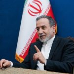 عراقچی: ایران پرچم مذاکره را زمین نمی‌گذارد
