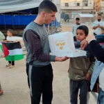 پخش شیرینی به مناسبت کشته شدن یاسر ابوشباب